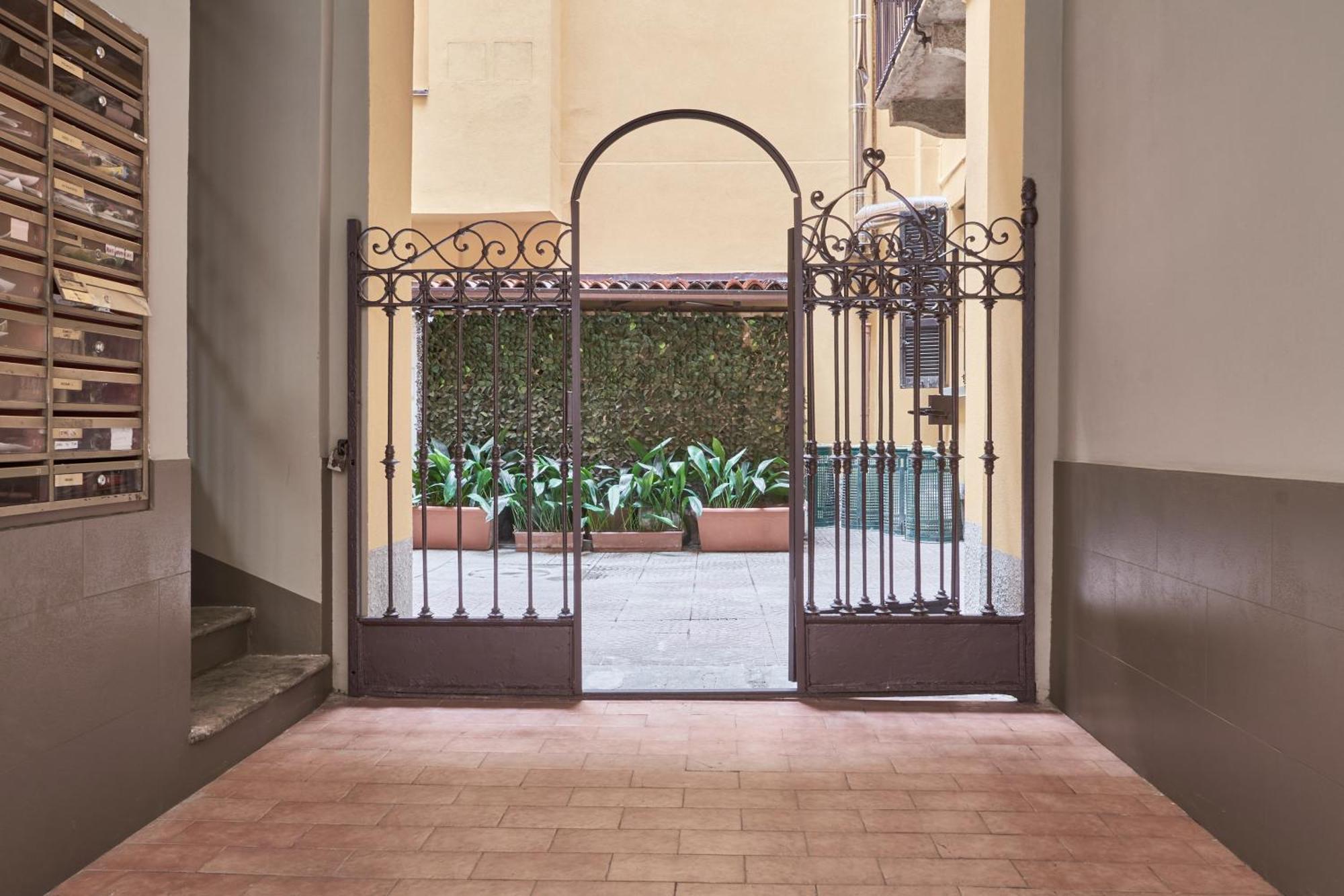 Elegante Appartamento Minimal Dai Tocchi Botanici Milão Exterior foto